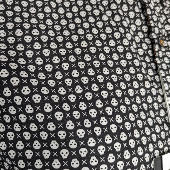 ✨3/$15 NWT Monument black white Halloween skull short sleeve button up S - Picture 5 of 8